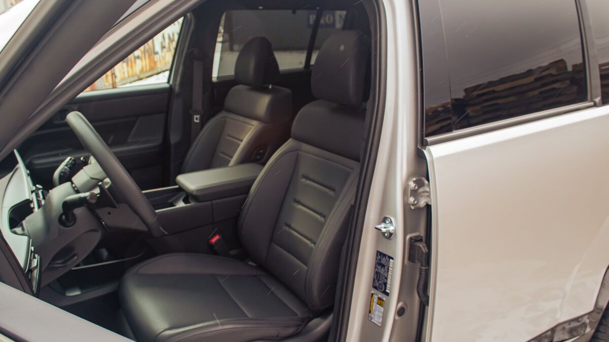 Hyundai Santa Fe vs Toyota Crown Signia Comparison