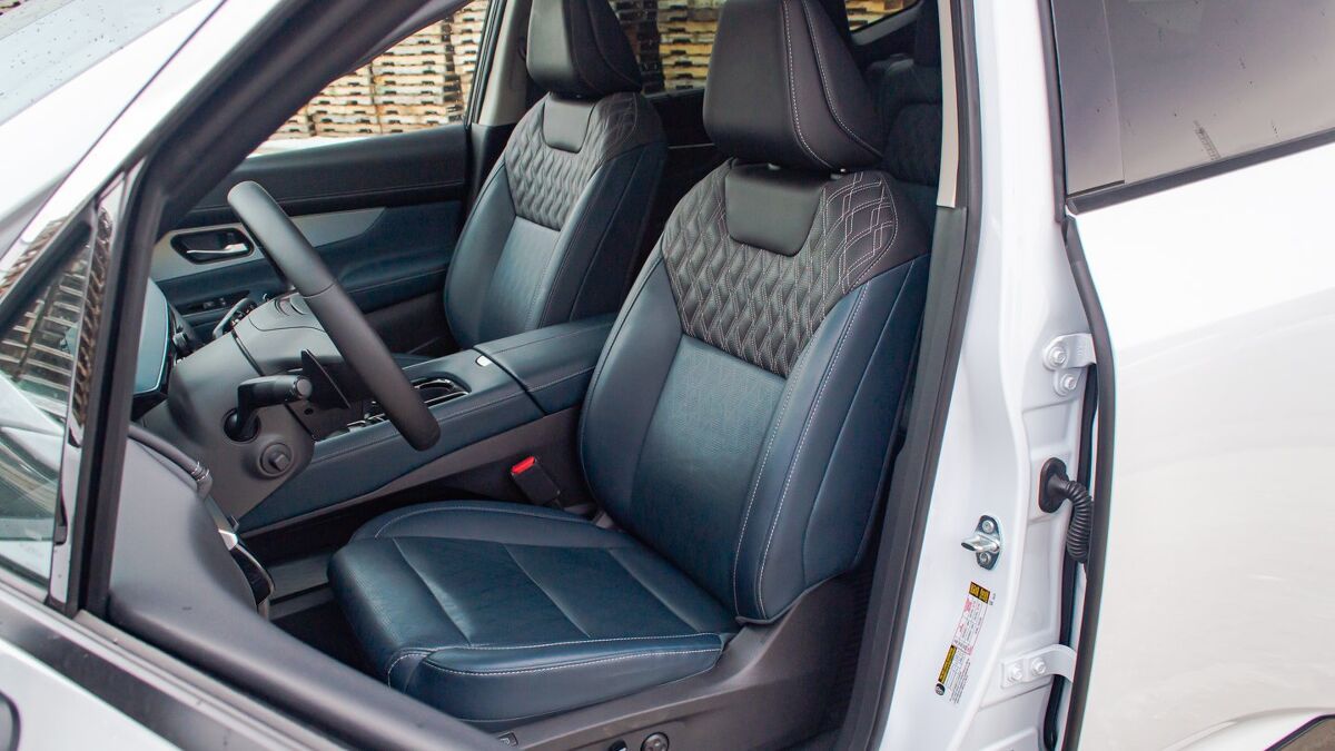 Nissan Murano vs Toyota Crown Signia Comparison