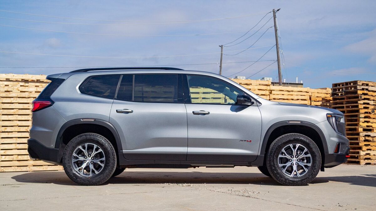 2026 GMC Acadia AT4 vs 2026 Ford Explorer Tremor Comparison
