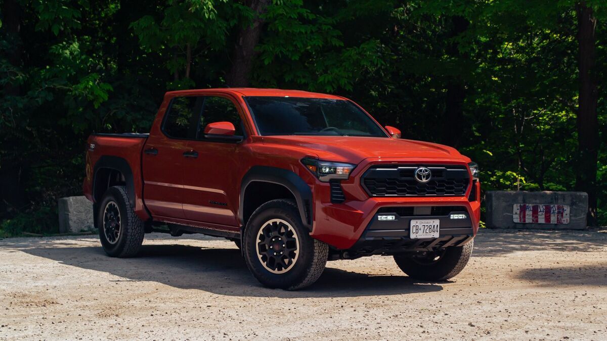 Toyota Tacoma vs Jeep Gladiator Comparison: Statement Pickups