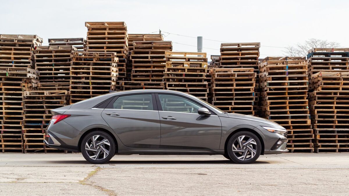 Honda Civic Hybrid vs Hyundai Elantra Hybrid Comparison