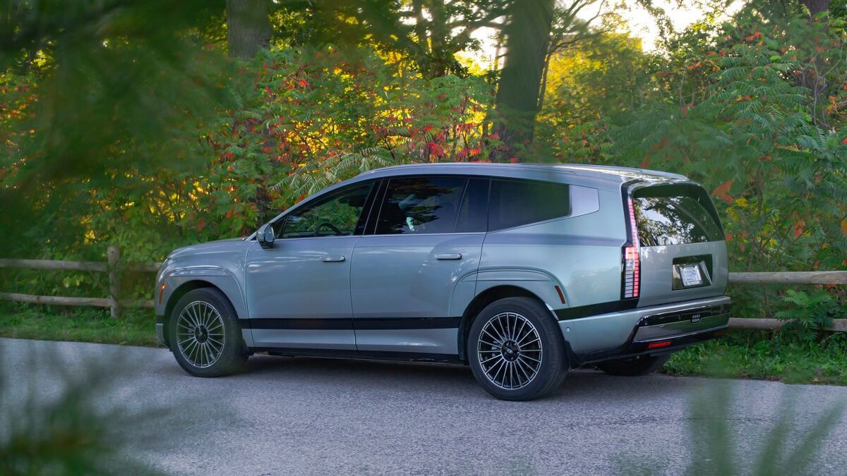 Hyundai Ioniq 9 vs Kia EV9 Comparison: Family EV Face-Off