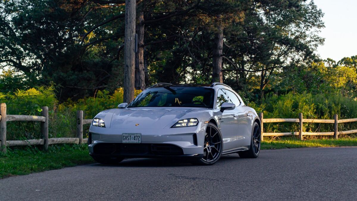 BMW M5 Touring vs Porsche Taycan GTS Sport Turismo Comparison