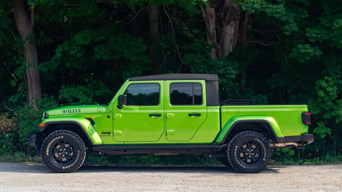 Toyota Tacoma vs Jeep Gladiator Comparison: Statement Pickups