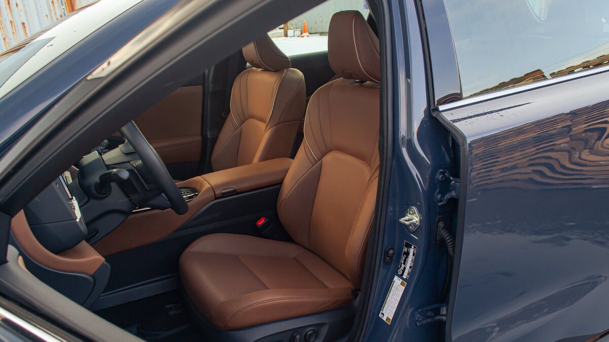 Nissan Murano vs Toyota Crown Signia Comparison