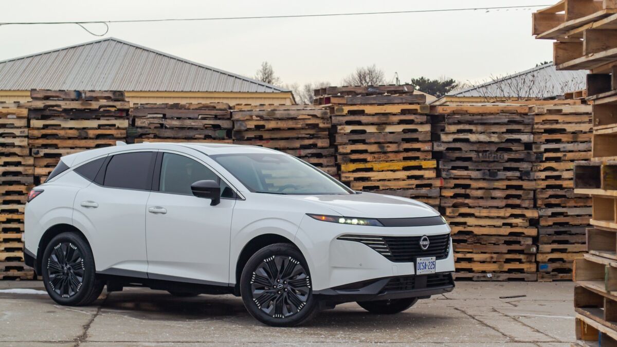 Nissan Murano vs Toyota Crown Signia Comparison