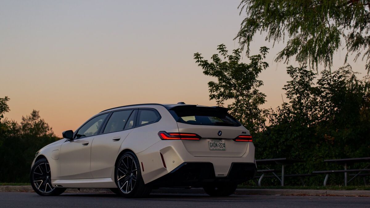 BMW M5 Touring vs Porsche Taycan GTS Sport Turismo Comparison