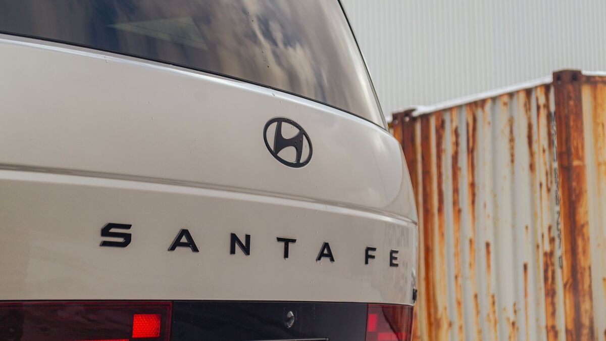 Hyundai Santa Fe vs Toyota Crown Signia Comparison