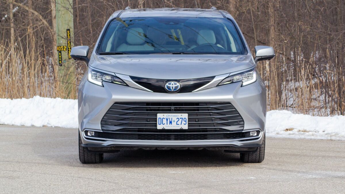Kia Carnival vs Toyota Sienna Comparison: Hybrid Haulin’